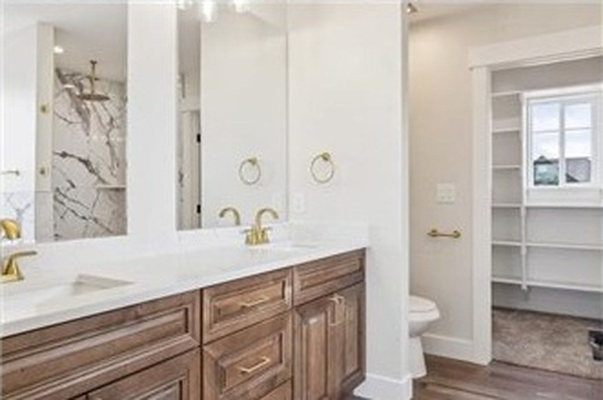 Double vanity and walk-in closet
